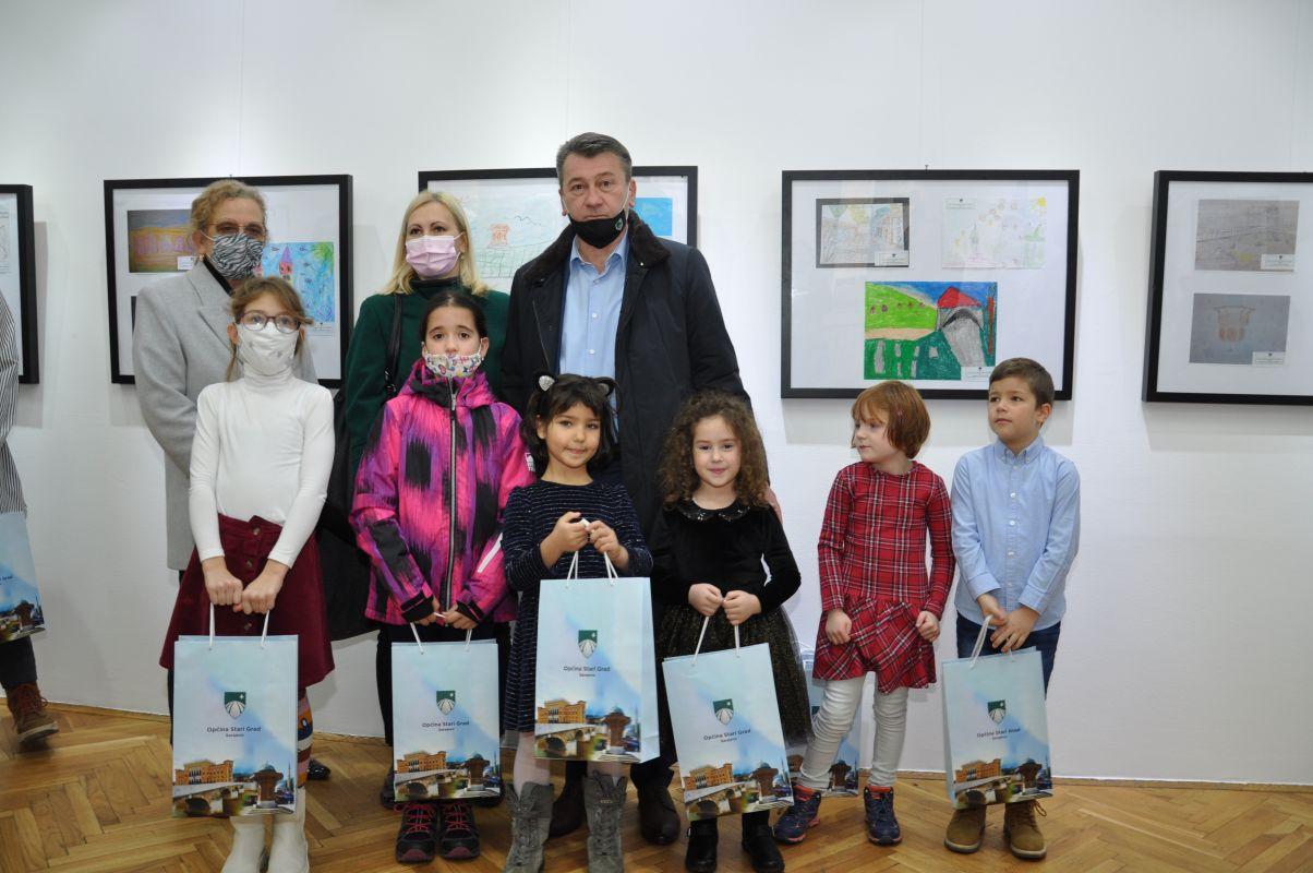 Direktorica JU “Djeca Sarajeva” Suanita Banda sa nagrađenim učenicima - Avaz