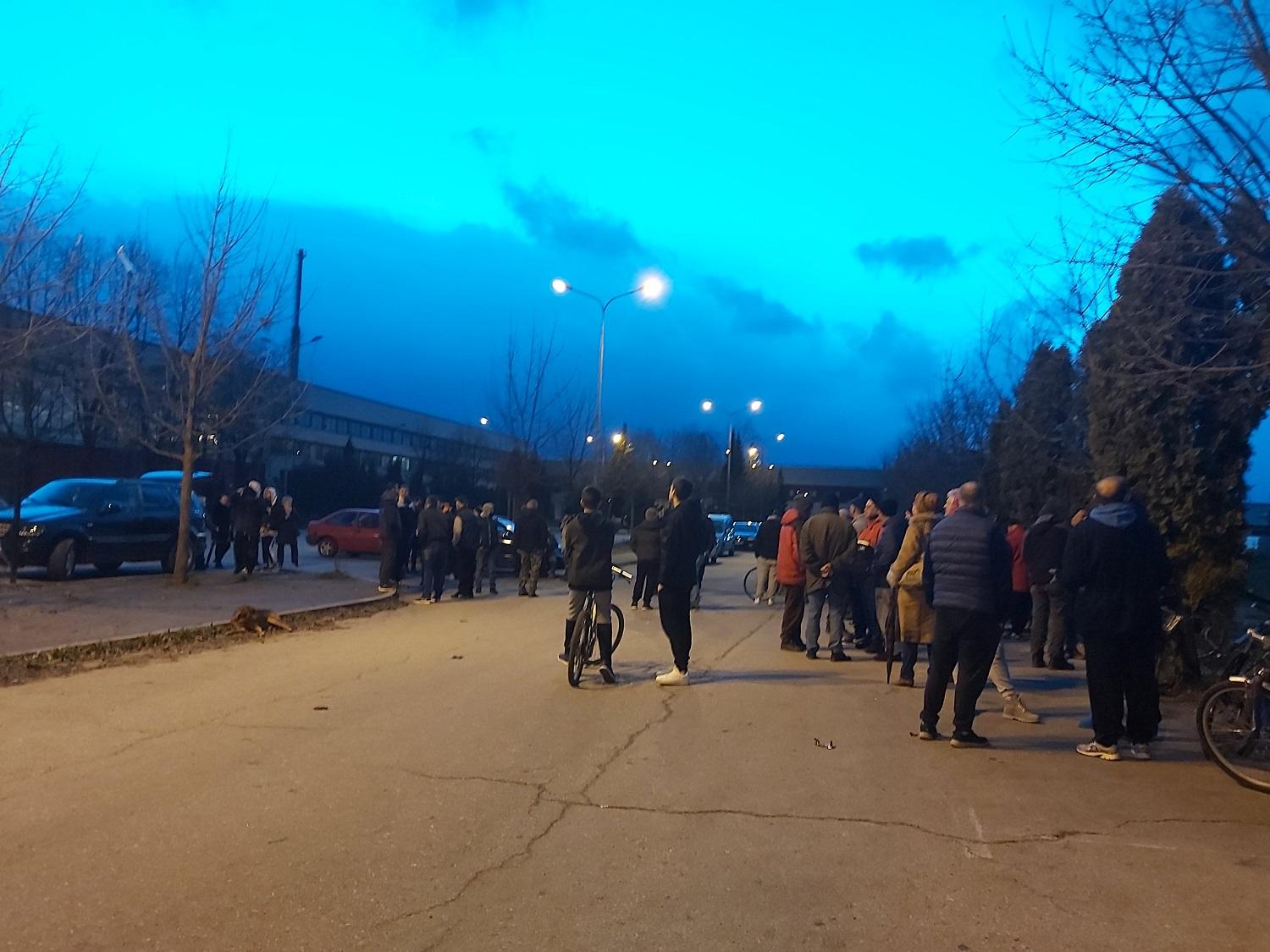 Građani Bihaća i večeras dežuraju ispred kampa "Bira"