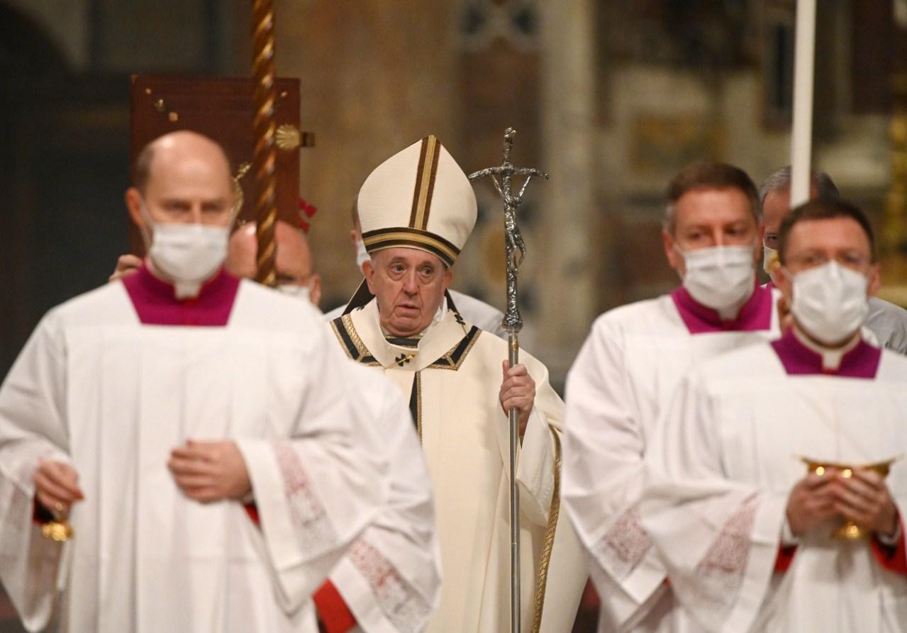 Svi osim Pape i članova manjeg zbora nosili su maske - Avaz