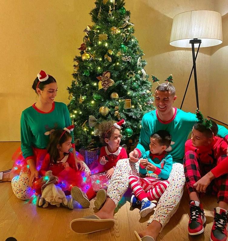 Portugalac je na Instagramu objavio fotografiju sa Georginom i djecom - Avaz