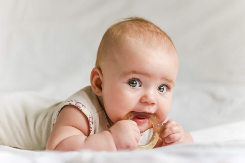 Beba kojoj rastu zubi u usta stavlja svaki predmet koji joj dođe pod ruku - Avaz
