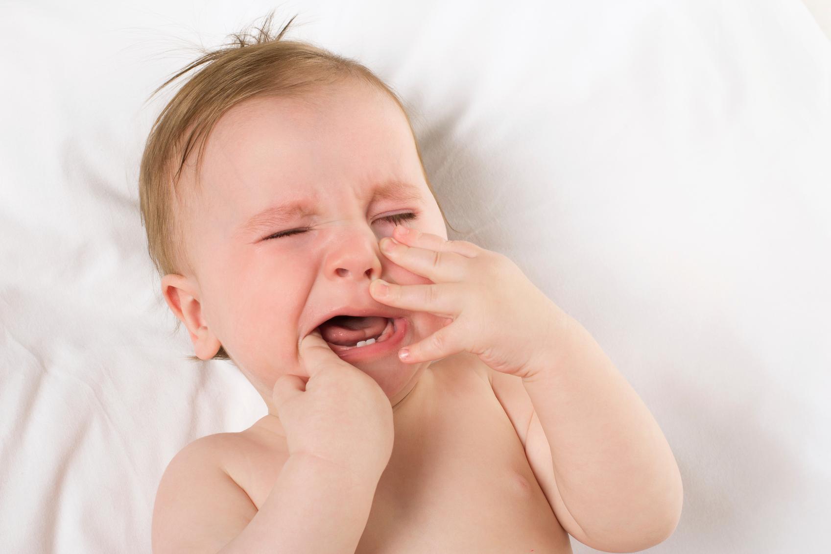 Beba reagira plačem ili razdražljivošću - Avaz