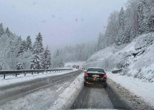 Vozite maksimalno oprezno, u višim planinskim predjelima snijeg na kolovozu