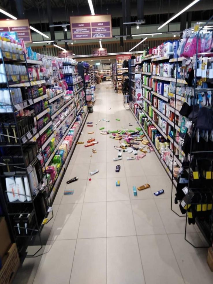 Earthquake in Prijedor and Bosanska Gradiška knocked down products in shops, citizens were panickly looking for a way out