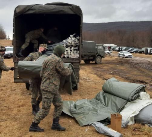 Vojska postavlja šatore za migrante - Avaz