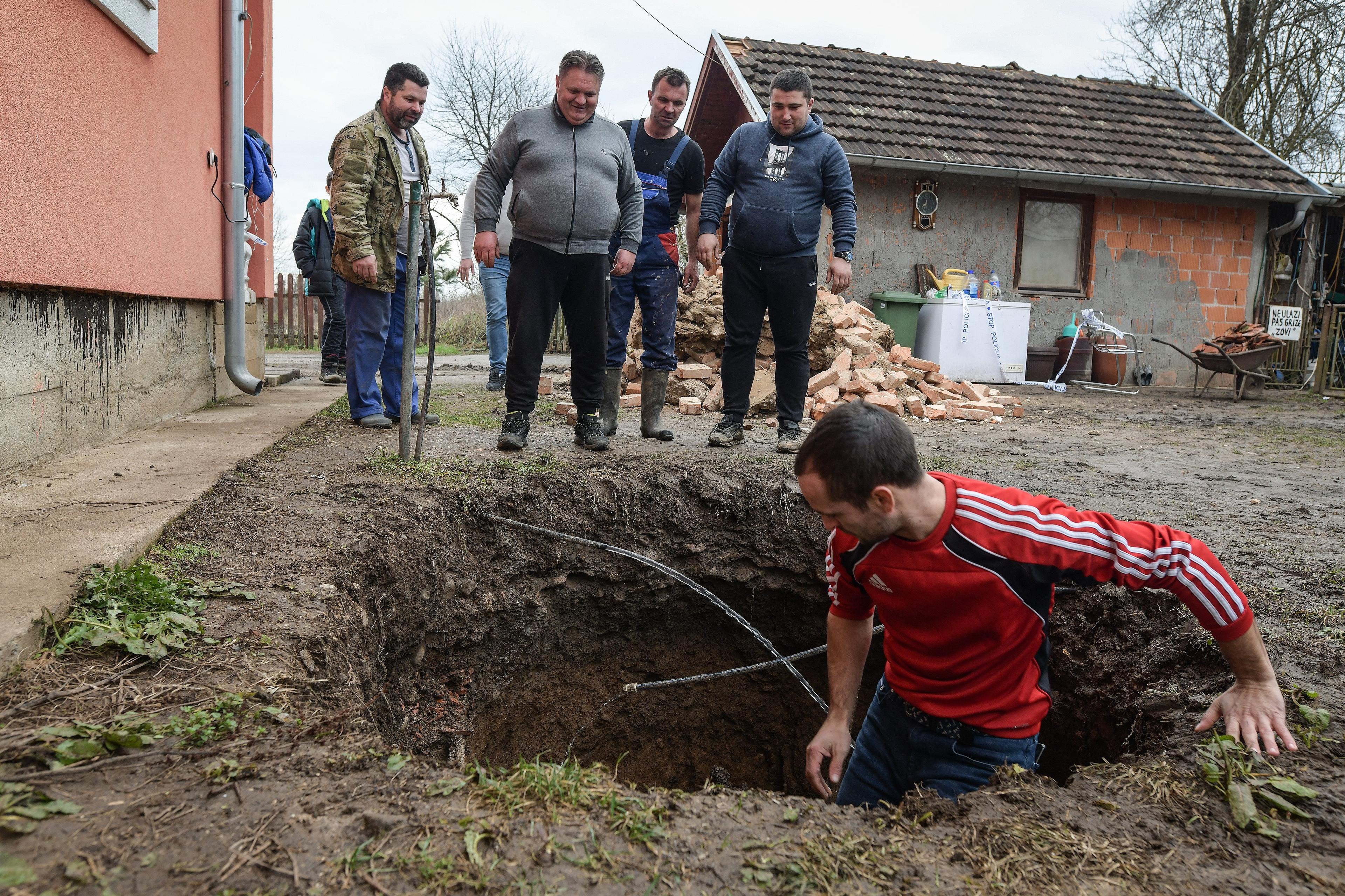 Mještani Mečenčana u strahu zbog rupa koje se otvaraju pokraj kuća - Avaz