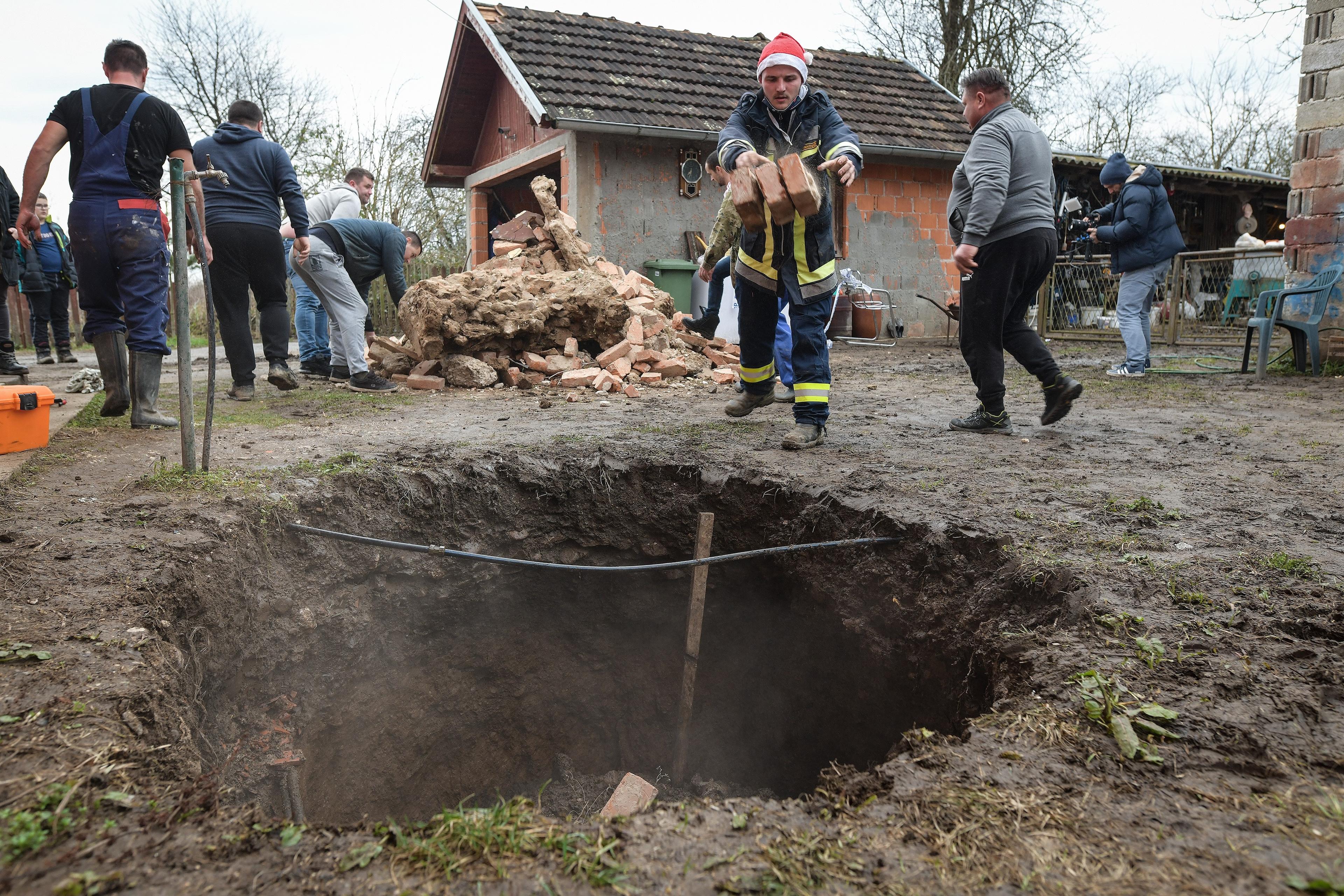 Mještani Mečenčana zatrpavaju ogromne rupe nastale nakon zemljotresa