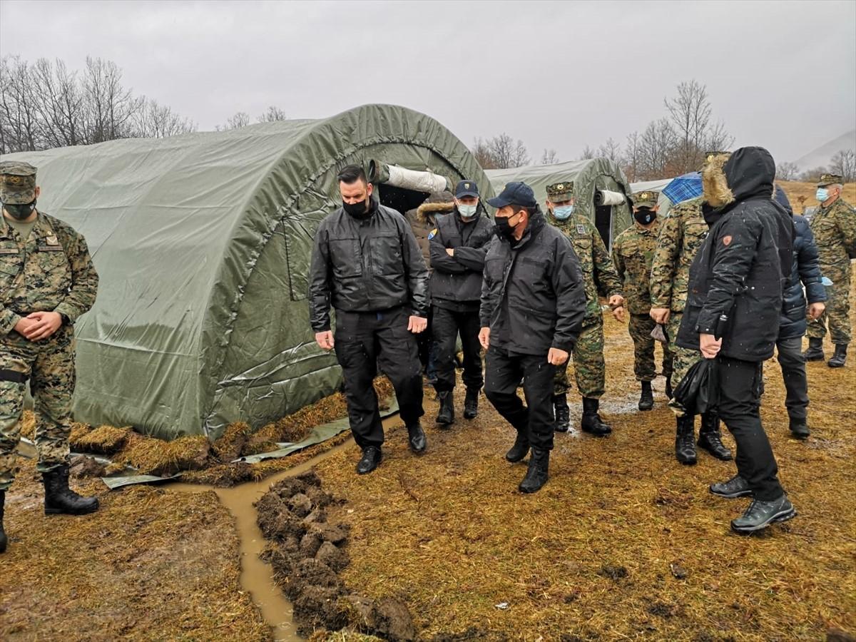 Obišli su šatore i kontejnere koje su postavili pripadnici OSBiH - Avaz