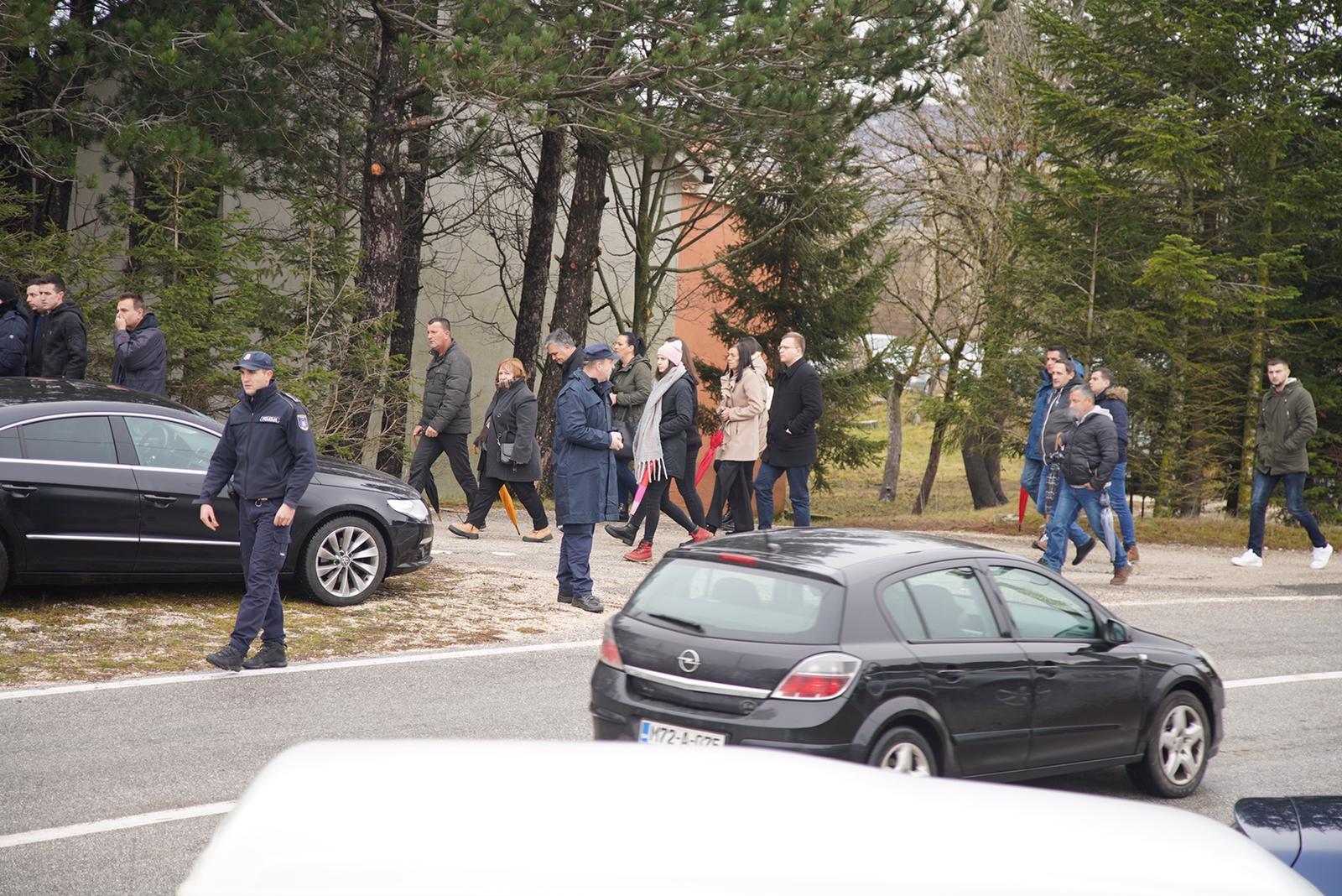 A river of people arrives at the funeral of six young people from Posušje - Avaz