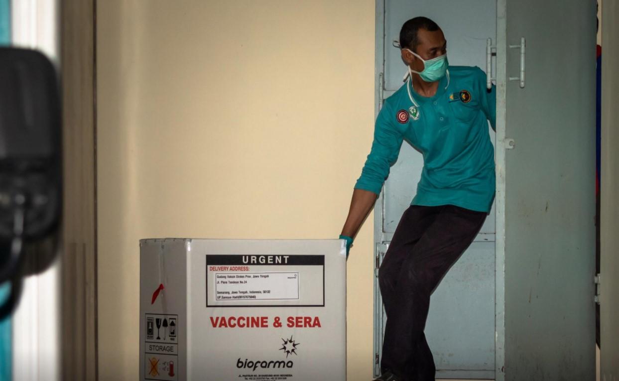 An officer moves a box of Sinovac's vaccine for coronavirus disease (COVID-19) from Biofarma to the pharmacy storage room of the local health department, as it is arrives in Semarang, Central Java province, Indonesia, January 4, 2021. - Avaz