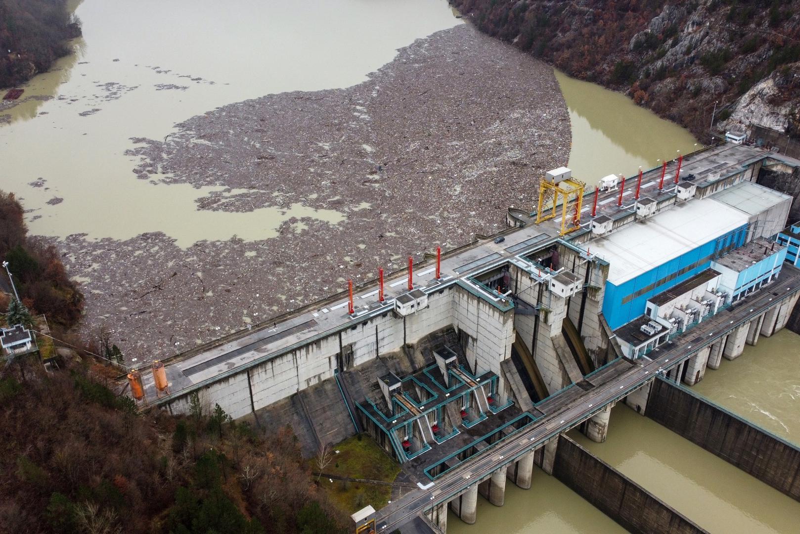 Plutajući otpad kod Hidroelektrane "Višegrad" - Avaz