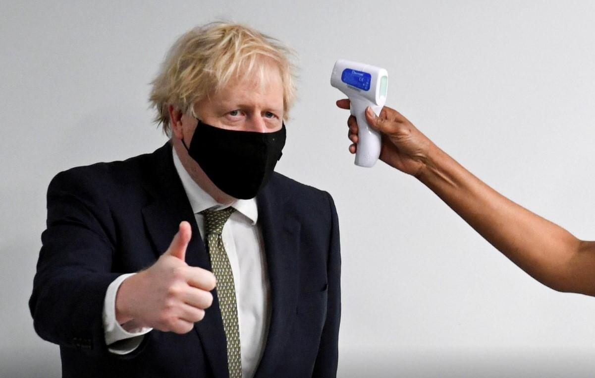 Britain's Prime Minister Boris Johnson gives a thumbs up as he has his temperature checked during a visit to Chase Farm Hospital in north London, Britain January 4, 2021. - Avaz