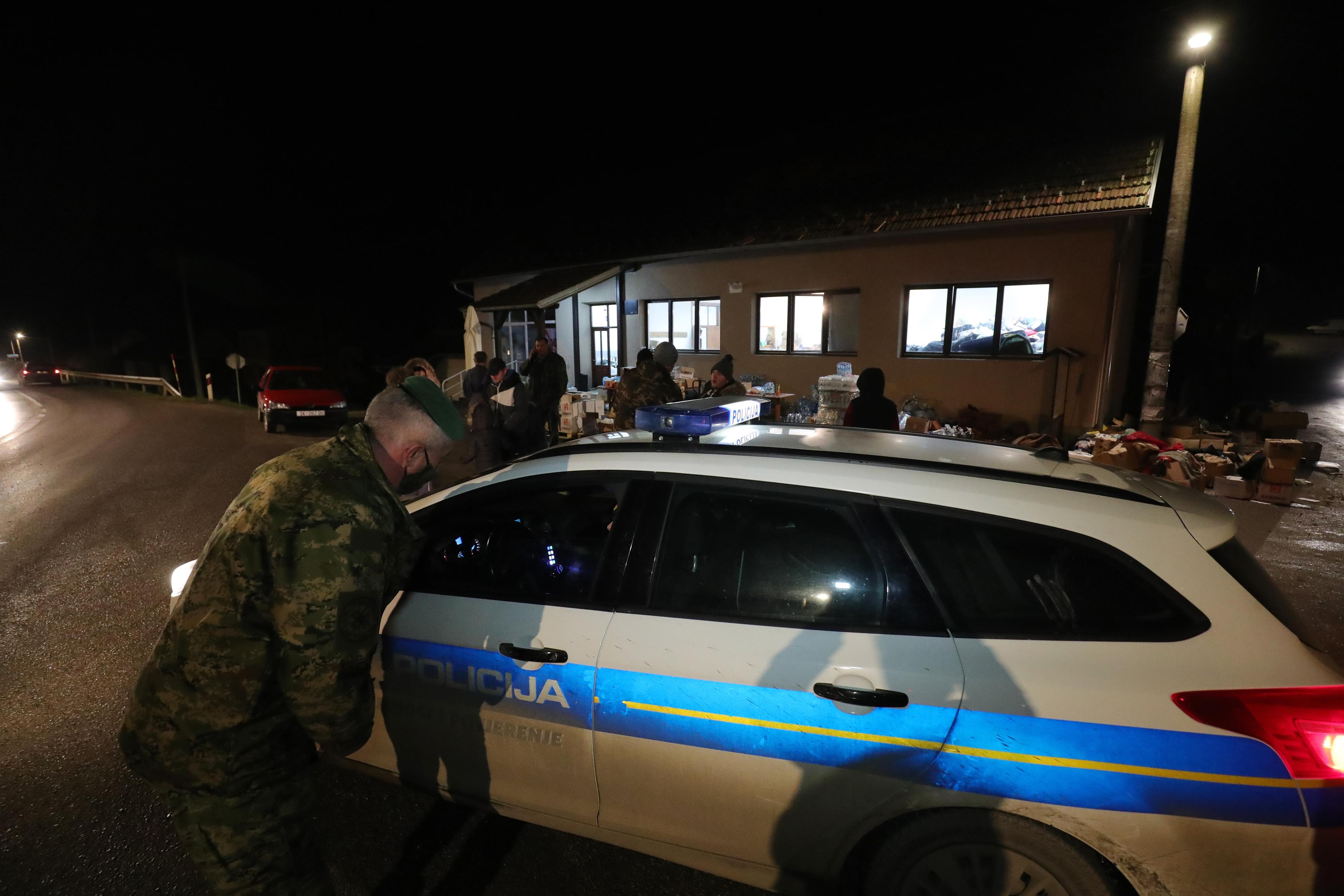 Policija na ulicama Petrinje - Avaz