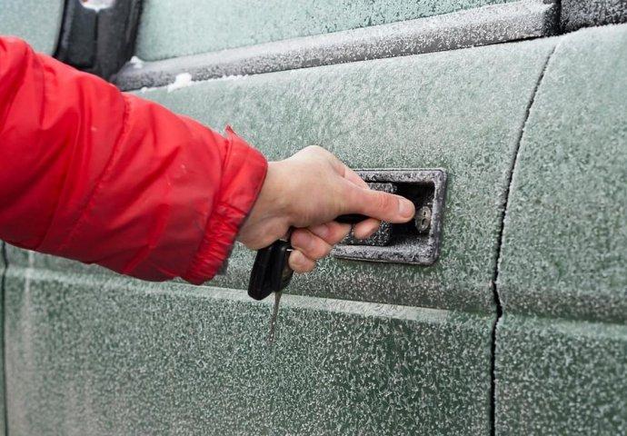 Uklonite led ili snijeg s prozora kako biste mogli sigurno voziti i krenite odmah voziti - Avaz