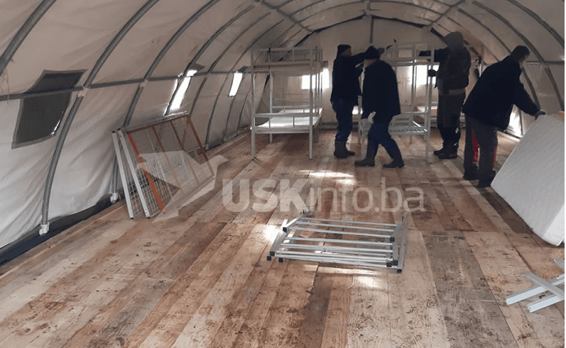 Opremanje šatora u kampu "Lipa" - Avaz