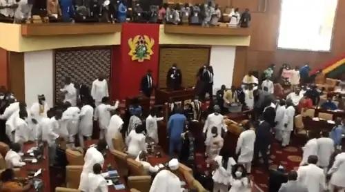 Haos u Gani: Masovna tučnjava zastupnika u parlamentu