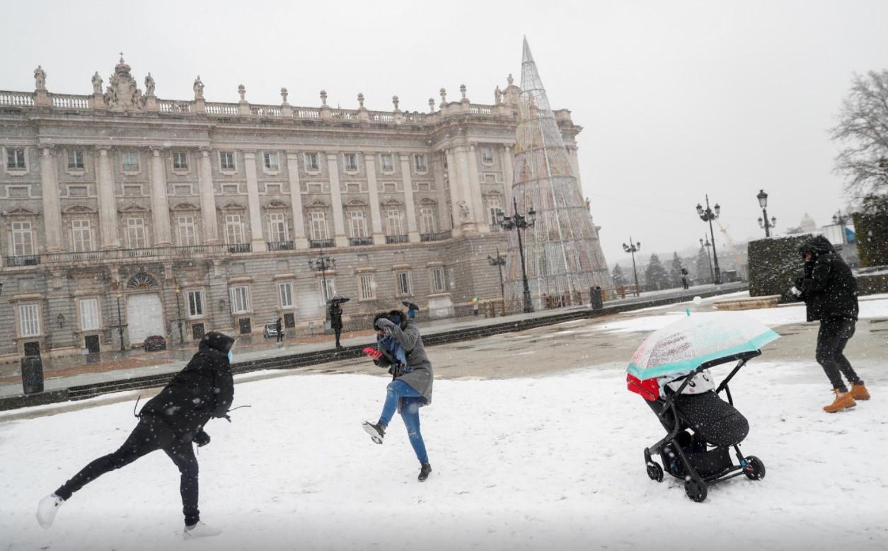 Snowstorm hits Spain, Madrid braces for heaviest snowfall in decades