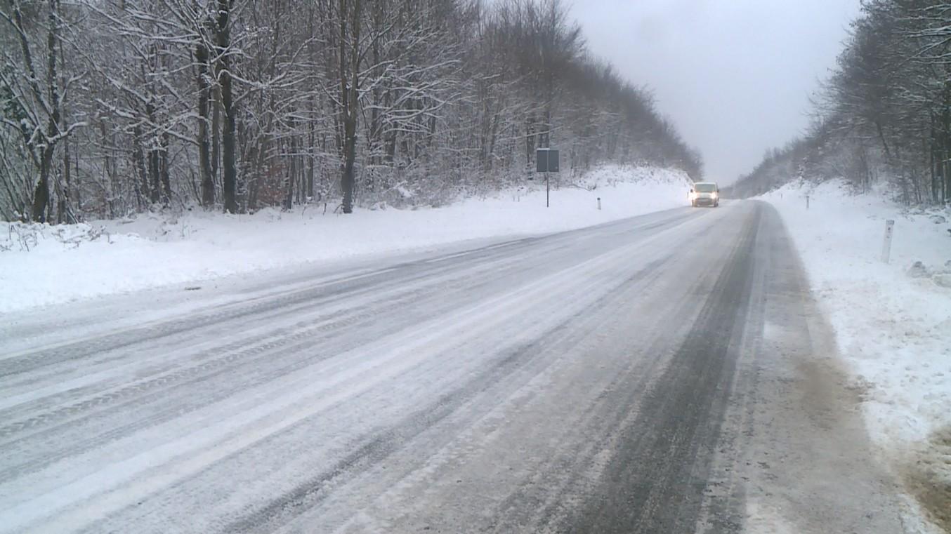 Vozači, maksimalan oprez: Otežan saobraćaj preko planinskih prijevoja, vjetar formira snježne nanose