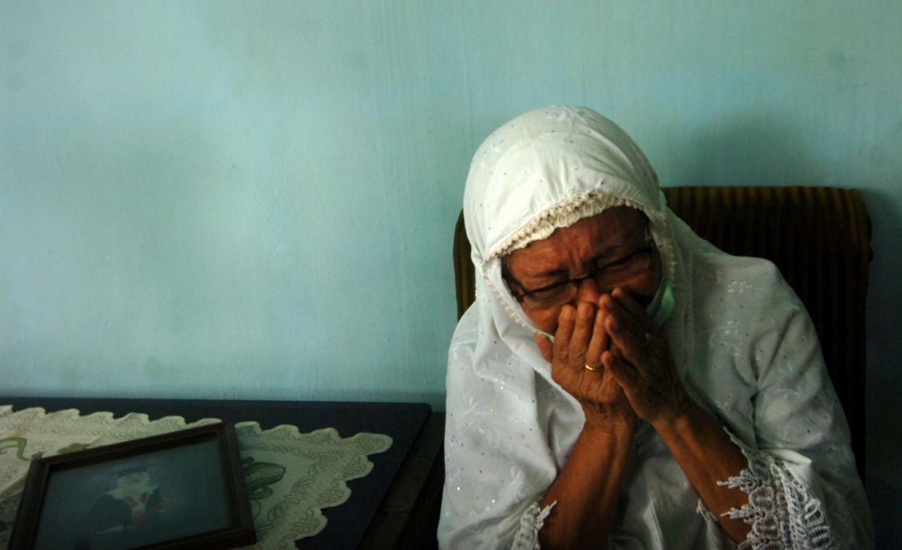 Still hoping: Indonesians await news of relatives on missing plane