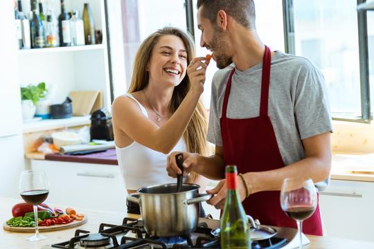 Također, parovi misle da kuhanjem za partnera pokazujete ljubav prema njemu - Avaz