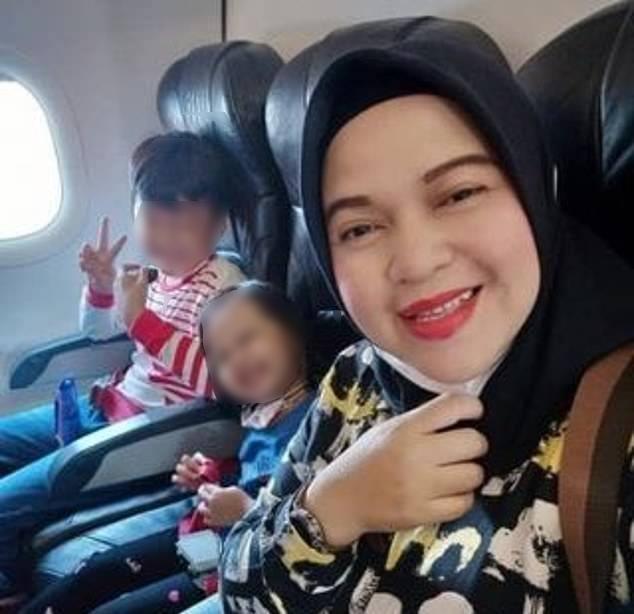 Ratih Windania objavila je selfi sa svoje troje djece nakon što su ušli u avion - Avaz