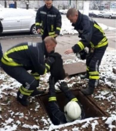 Tuzlanski vatrogasci spasili psa iz šahta