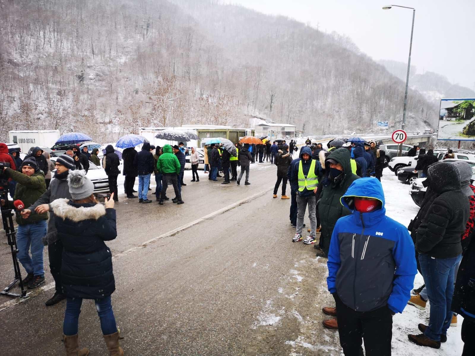 Privrednici blokirali saobraćaj zbog obnove tunela Crnaja