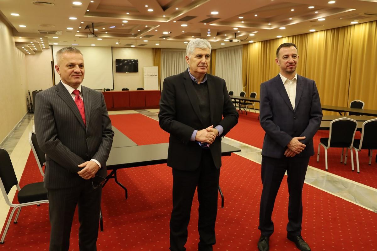 Milas, Čović i Mažar poslije sastanka - Avaz
