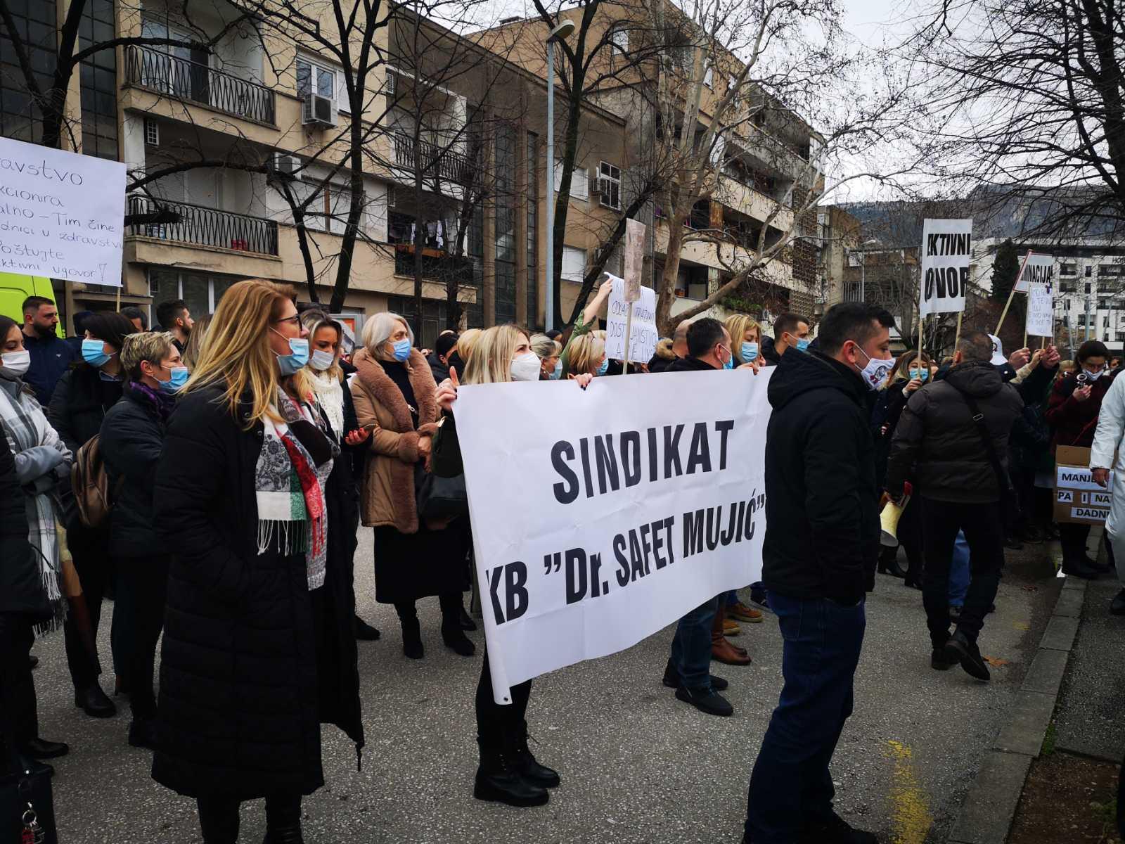Medicinari na protestnoj šetnji: Više od godinu i po bore se za kolektivni ugovor
