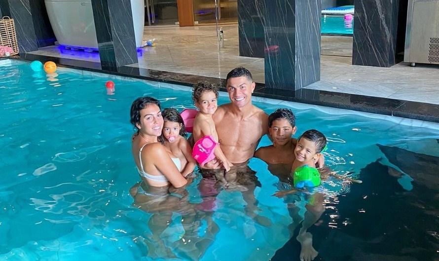 Ronaldo sa djecom i Georginom - Avaz