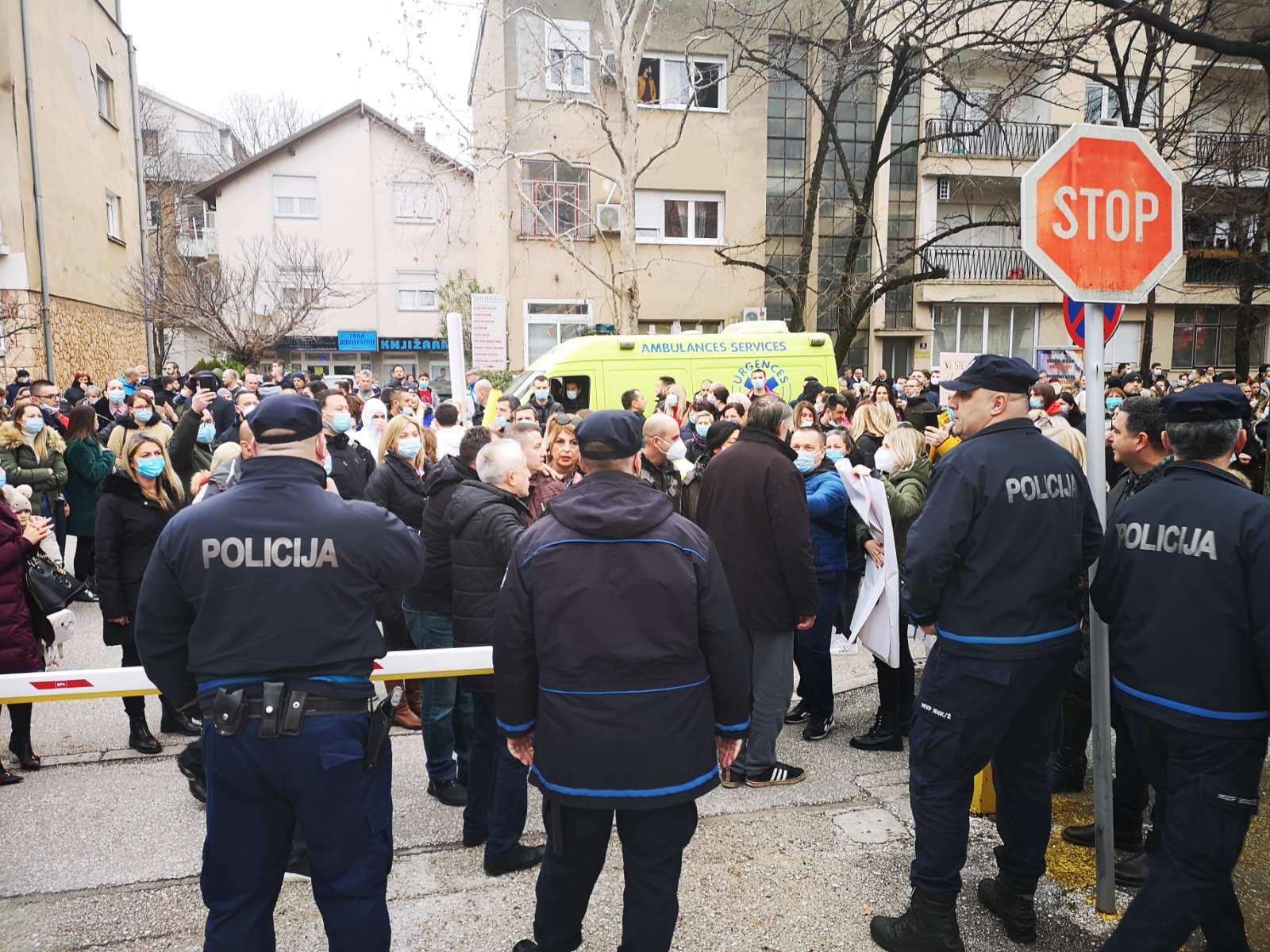 Incident na protestima u Mostaru, napadnuti medicinari, jedna osoba privedena