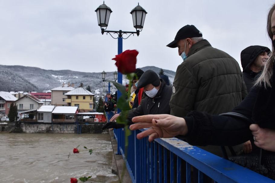 Dan sjećanja na genocid u Goraždu: U Drinu bačene ruže