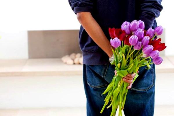 Šta vam partner zapravo poručuje kada vam kupi cvijeće
