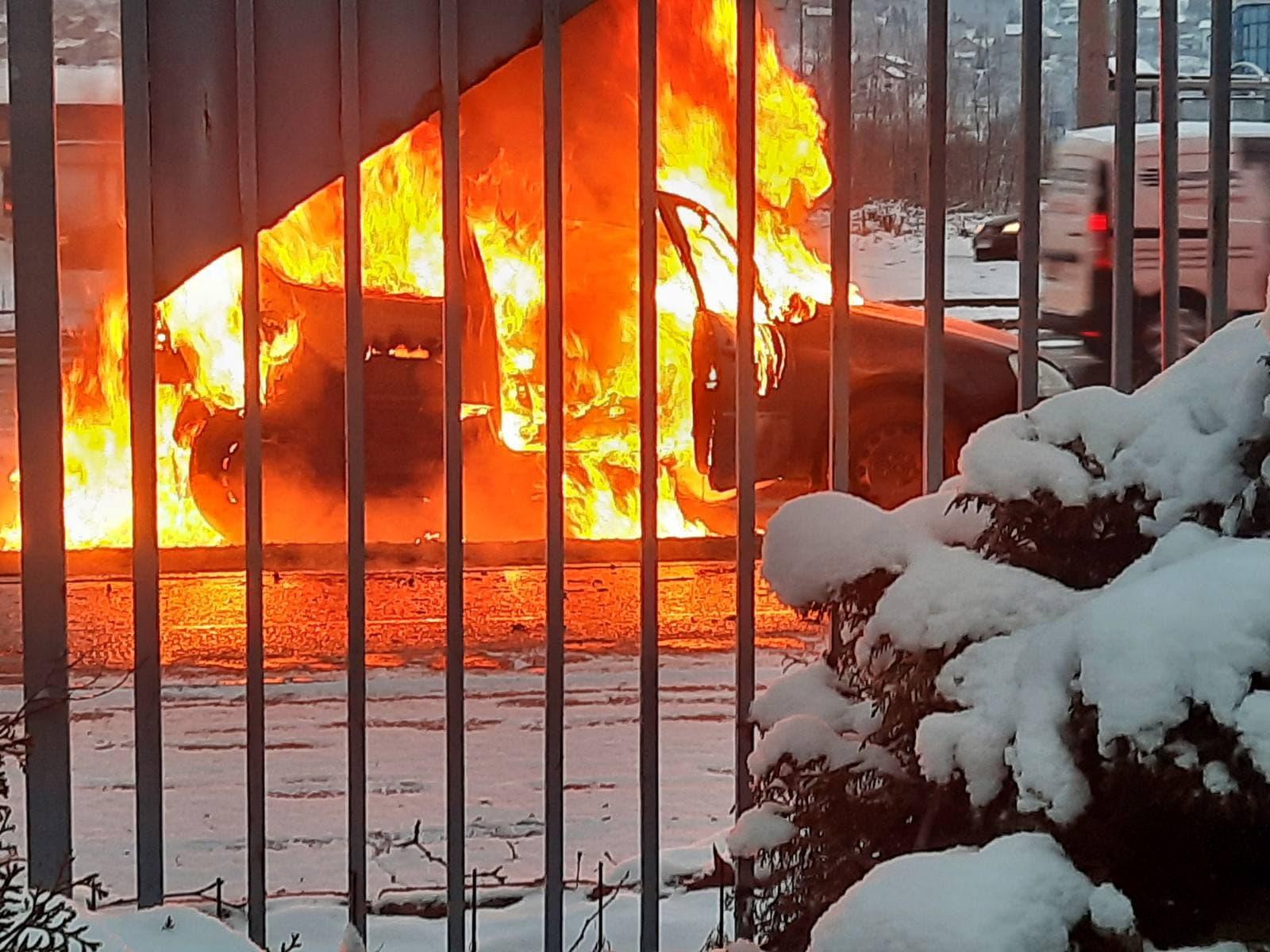 Zapalio se automobil na saobraćajnici u Nedžarićima