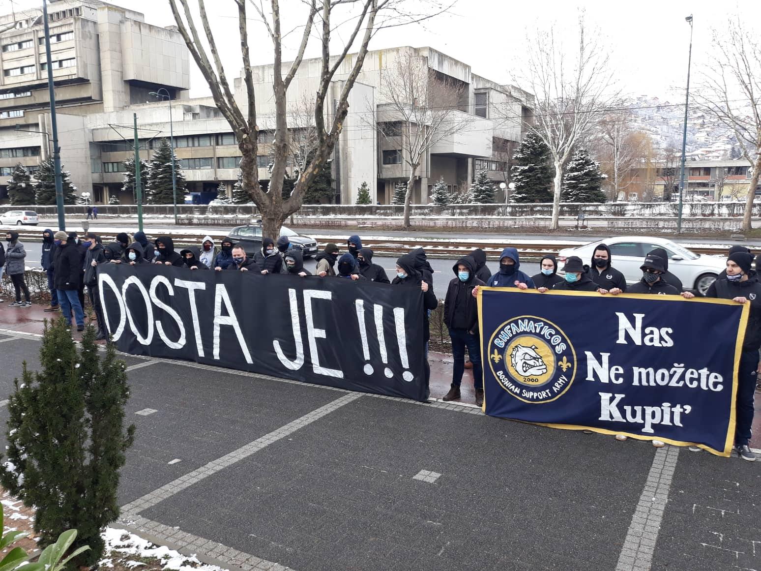 Navijači BiH ispred zgrade Saveza protestovali zbog izbora Peteva