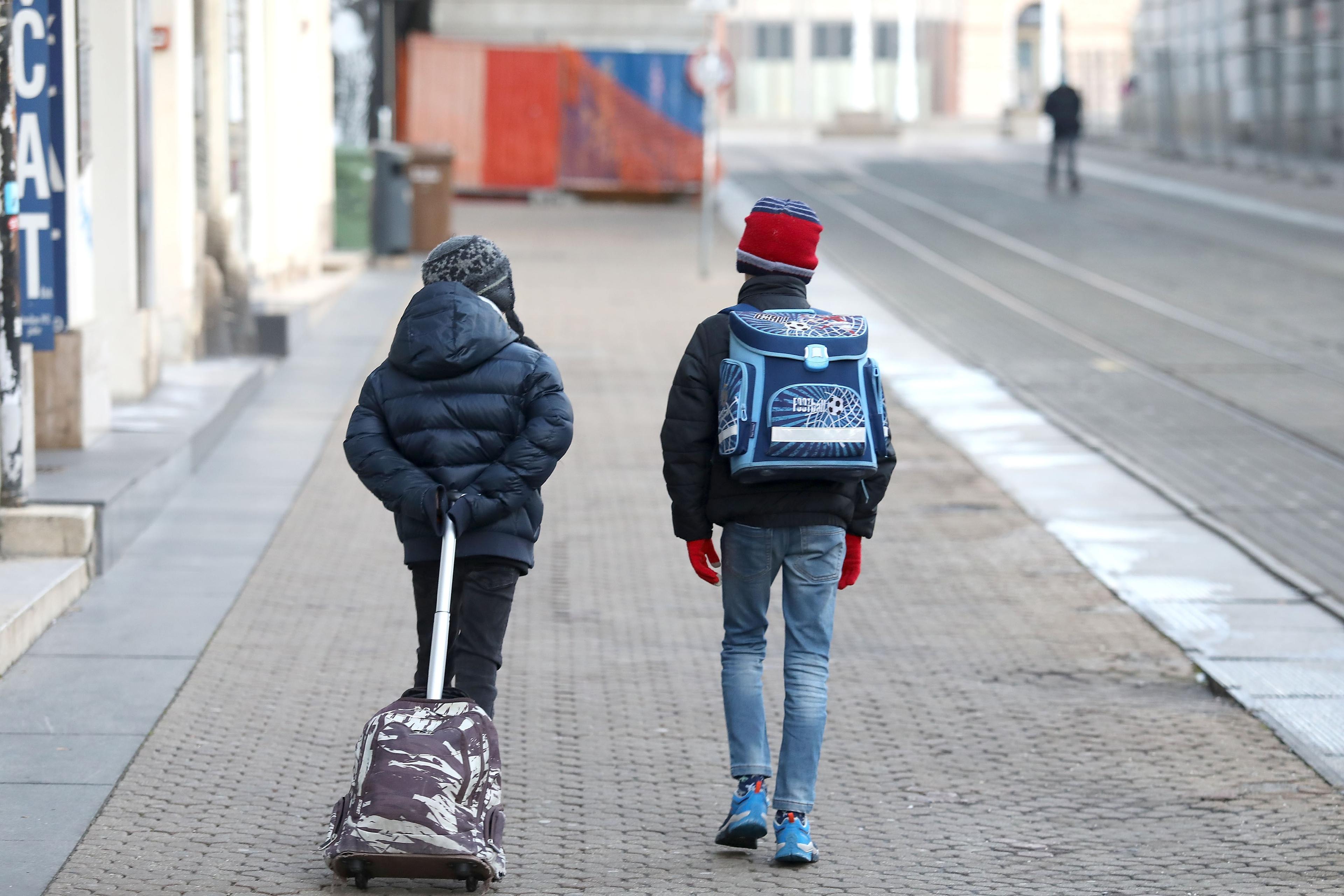 Dva učenika na putu do škole prolaze kroz centar Zagreba - Avaz