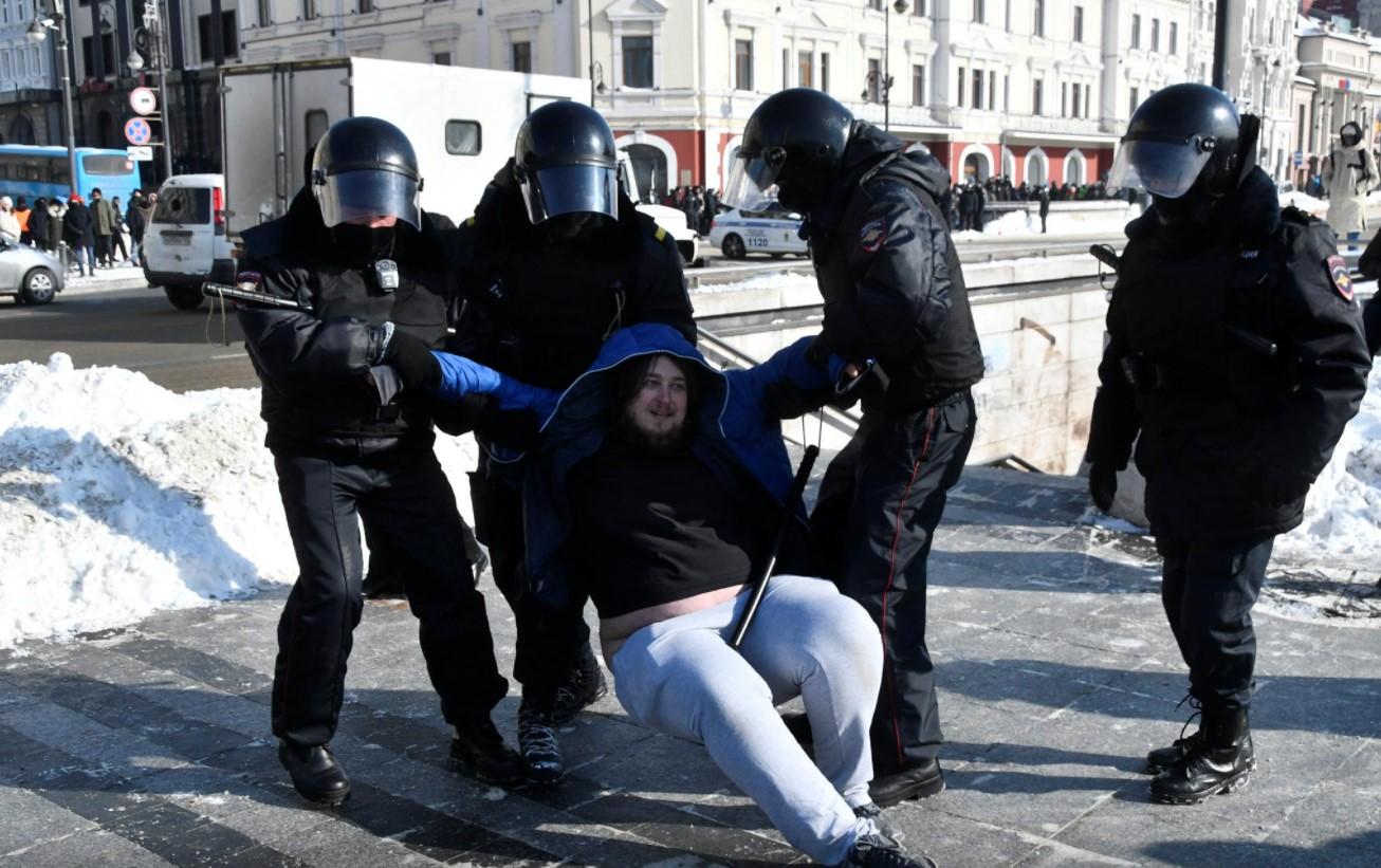 Law enforcement officers detain a man during a rally in support of jailed Russian opposition leader AlexeiNavalny in Vladivostok, Russia January 31, 2021. - Avaz