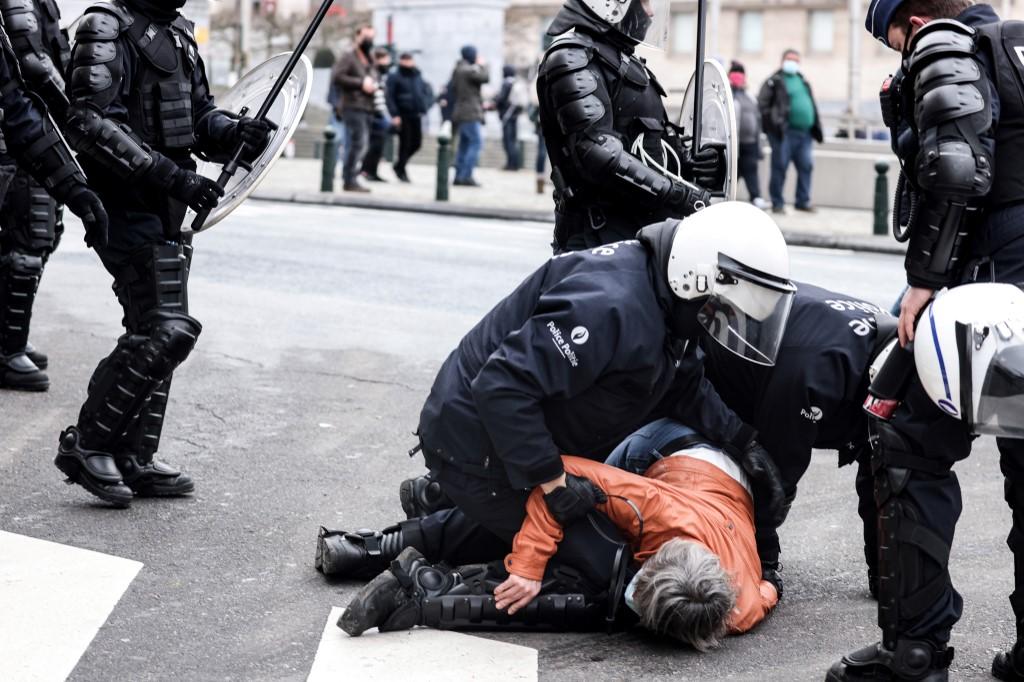 Policija hapsila demonstrante - Avaz
