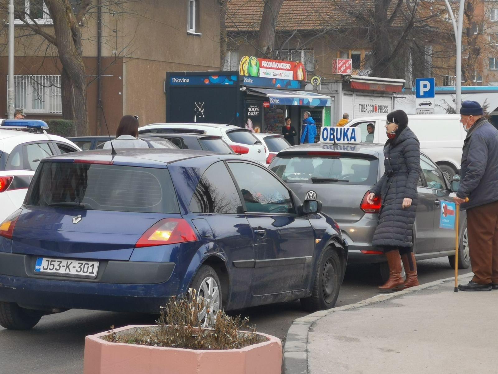 Renault udario automobil autoškole - Avaz