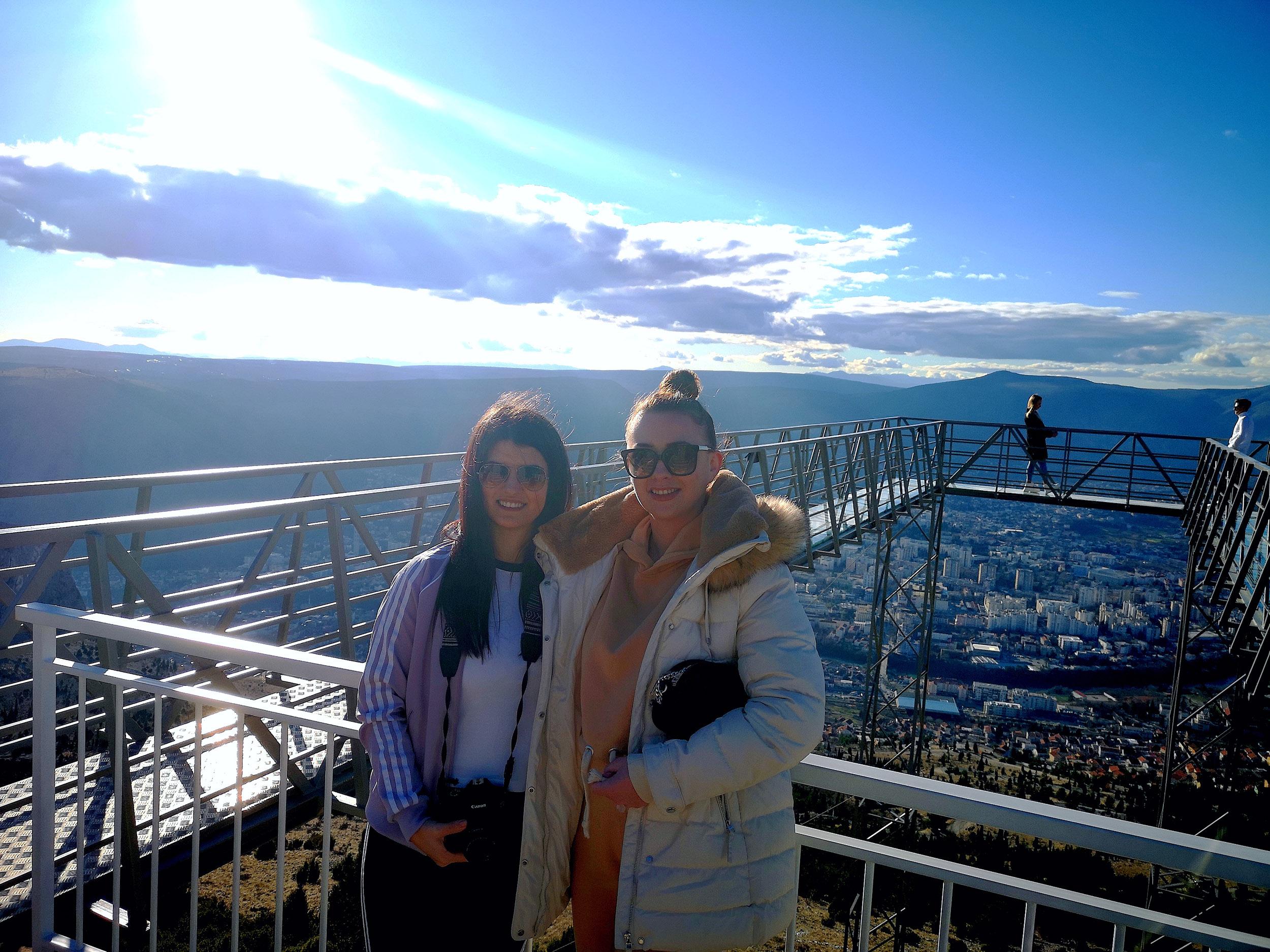 Prijateljice Ana i Nikolina u posjeti mostarskom "Skywalku" - Avaz