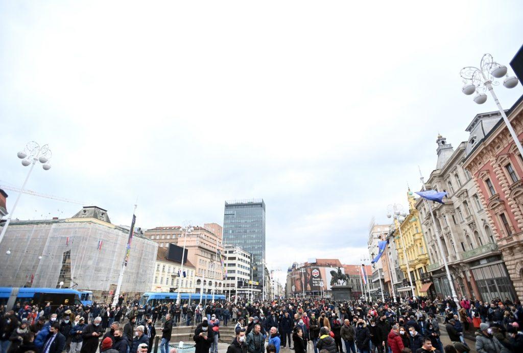 Hiljade ljudi na protestima u Zagrebu - Avaz