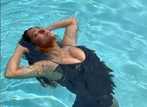 Salma Hajek objasnila zašto objavljuje fotografije u bikiniju svaki dan