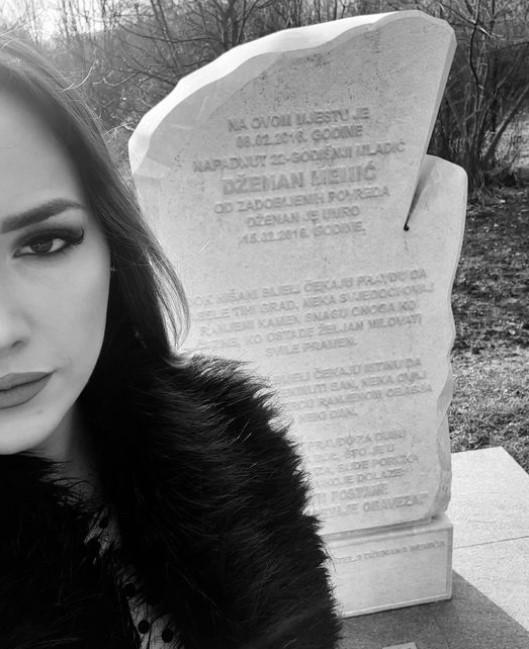 Arijana pored spomenika na mjestu gdje je pretučen njen brat Dženan - Avaz