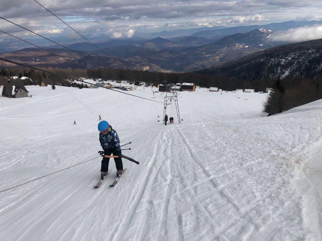 Skijaši uživali na Brusnici, visina snijega i do metar i po