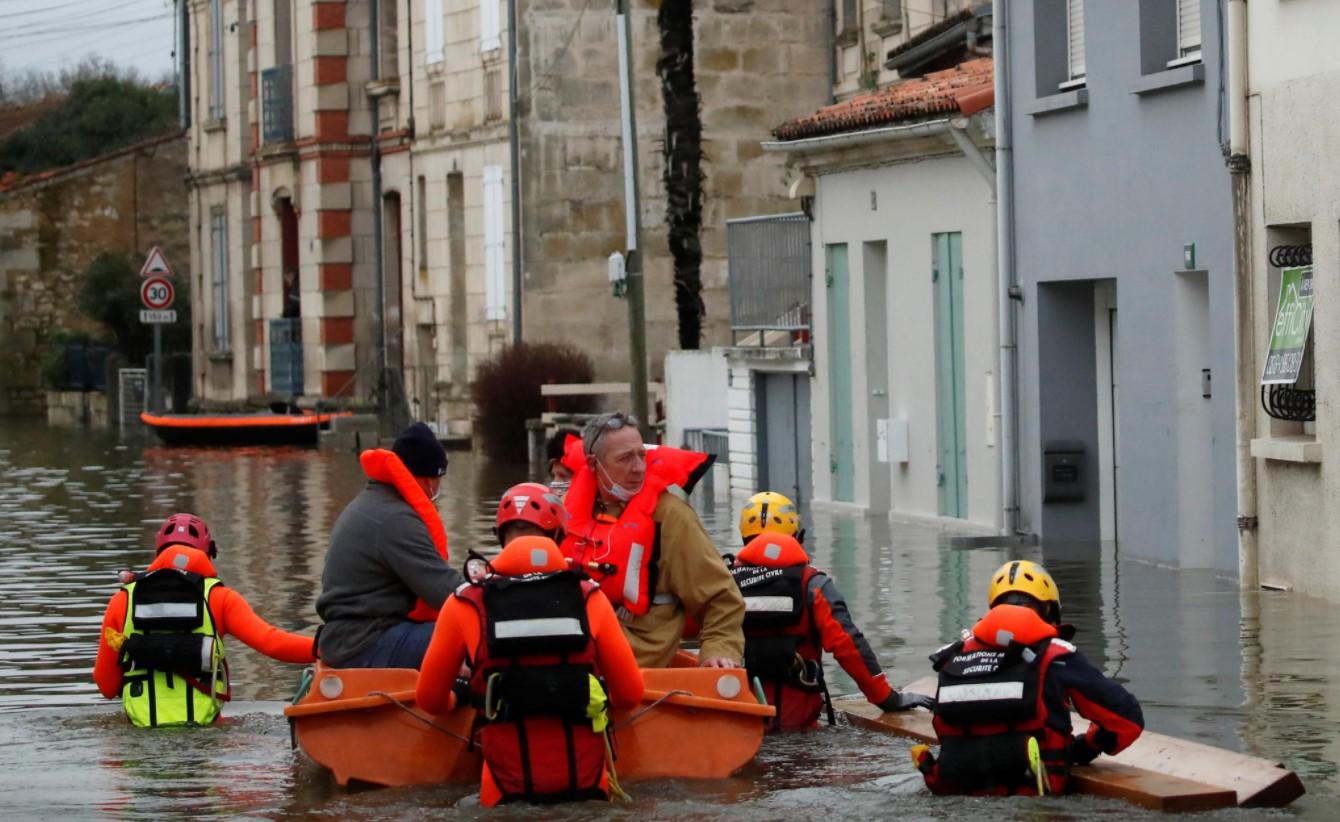 Rescue workers on small boats help residents in a flooded area as the Charente River overflows in Saintes after days of rainy weather causing flooding in western France, France, February 8, 2021. - Avaz