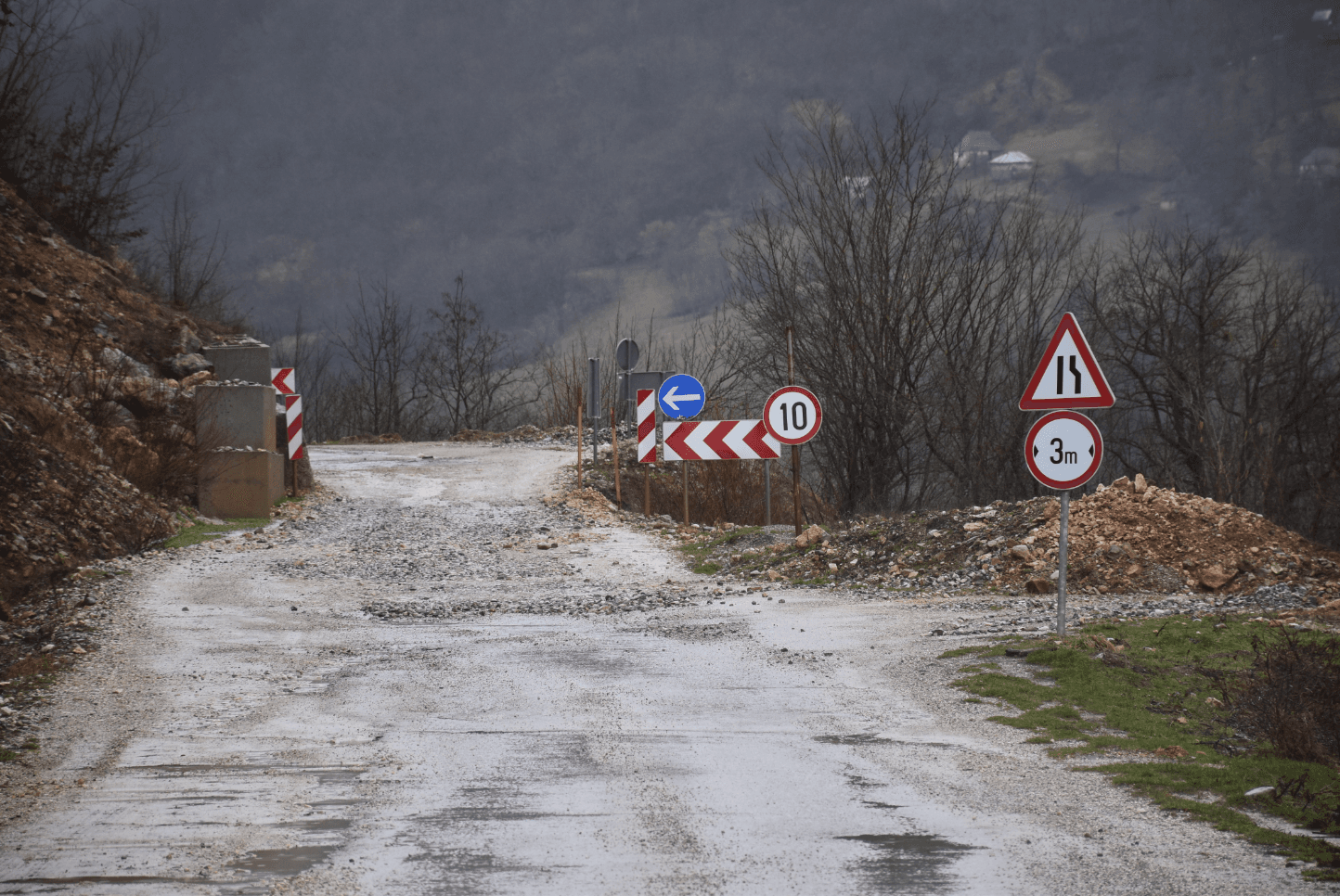Očajno stanje ceste koja povezuje dvije države - Avaz