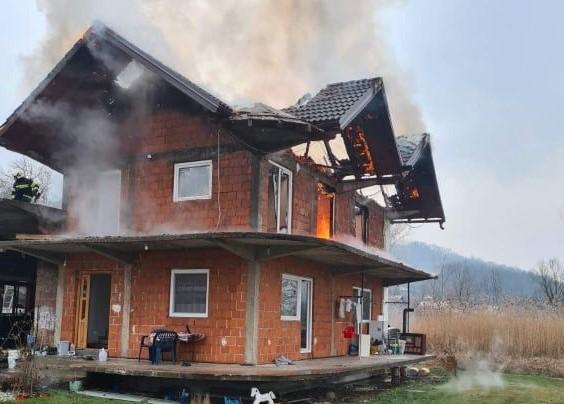 Izgorio krov na kući - Avaz