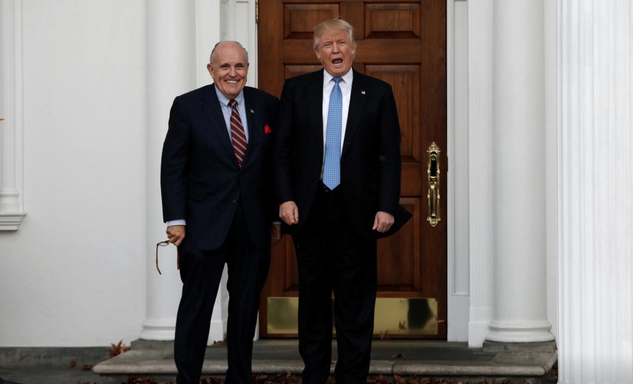 U.S. President-elect Donald Trump stands with former New York City Mayor Rudolph Giuliani before their meeting at Trump National Golf Club in Bedminster, New Jersey, U.S., November 20, 2016. - Avaz