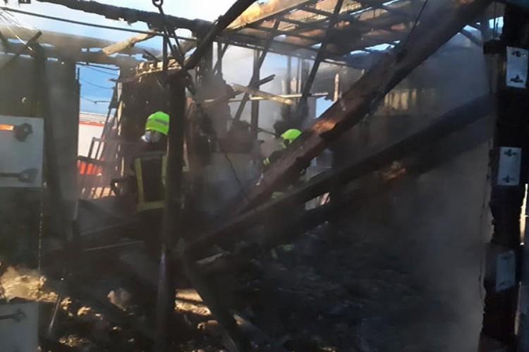 Eksplozija prilikom gašenja požara: Povrijeđen vatrogasac, oštećeno i službeno vozilo