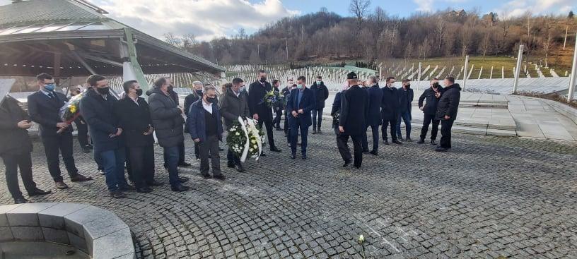 They laid flowers in Potočari - Avaz